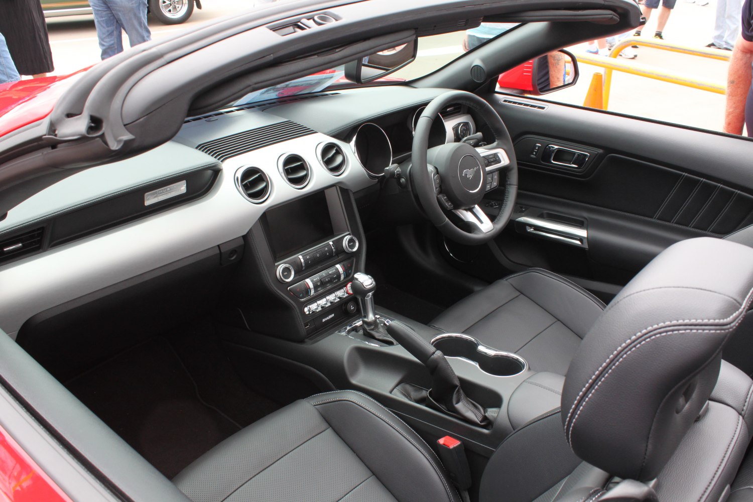 Dashboard layout and steering wheel in a convertible interior