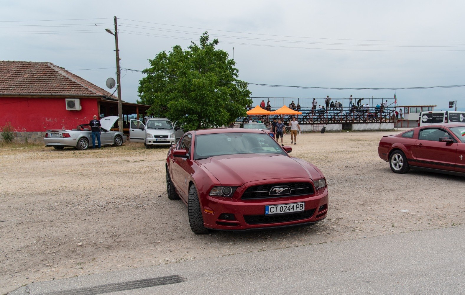 Front view of 2013 Mustang V facelift with prominent grille and emblem