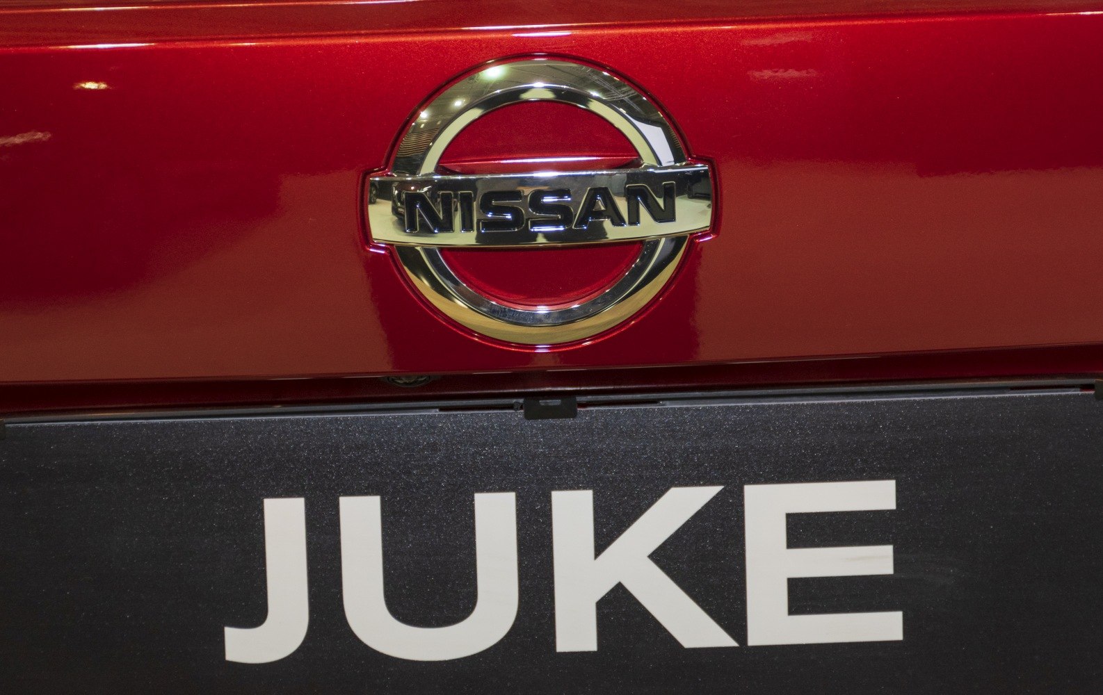 Chrome Nissan emblem and large Juke badge on red body panel