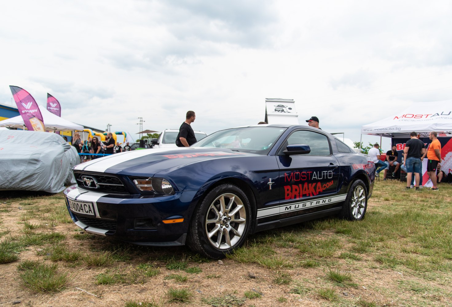 Blue Mustang V facelift with white racing stripe and alloy wheels