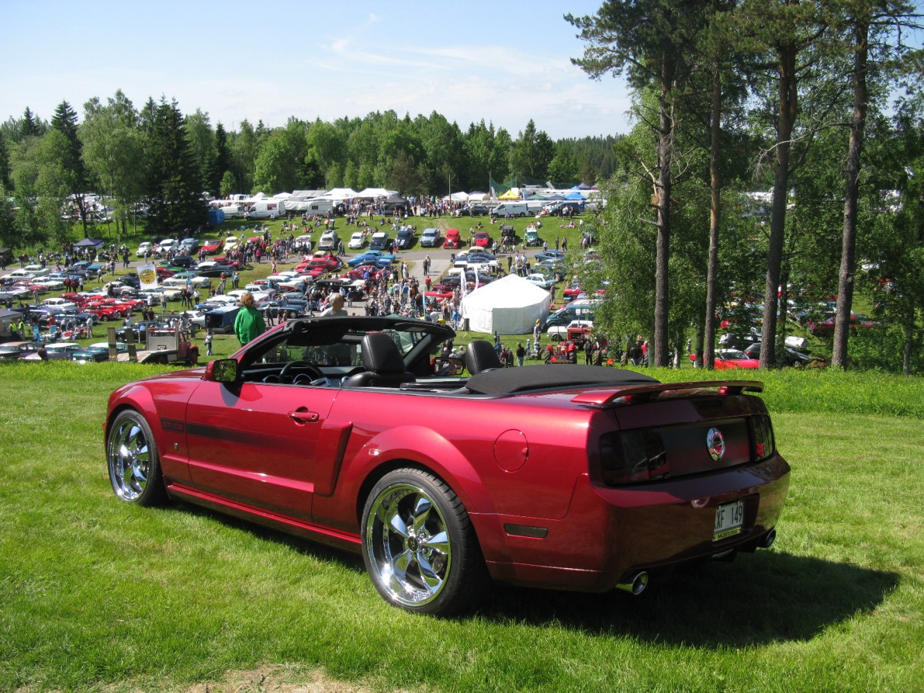 Convertible Mustang rear side with chrome wheels
