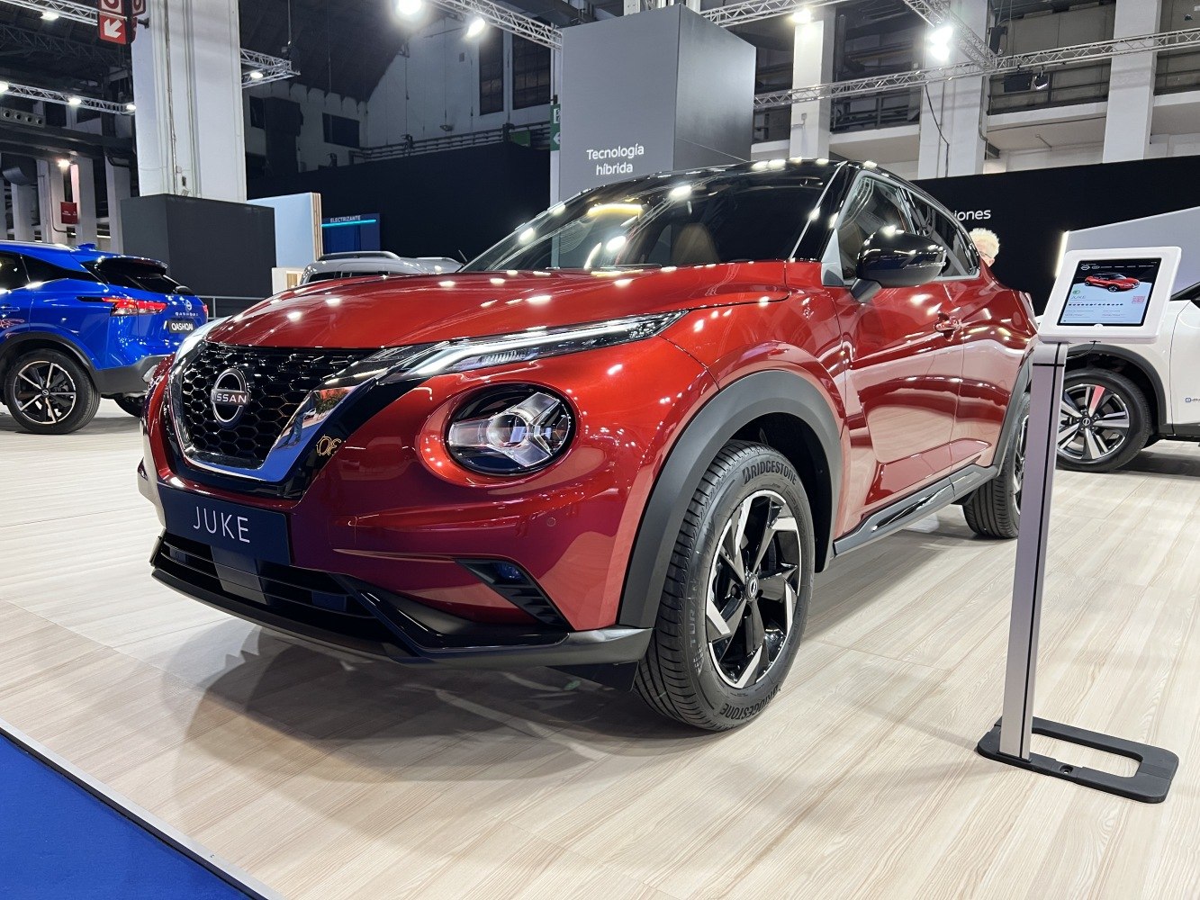 Front view with LED headlights and alloy wheels