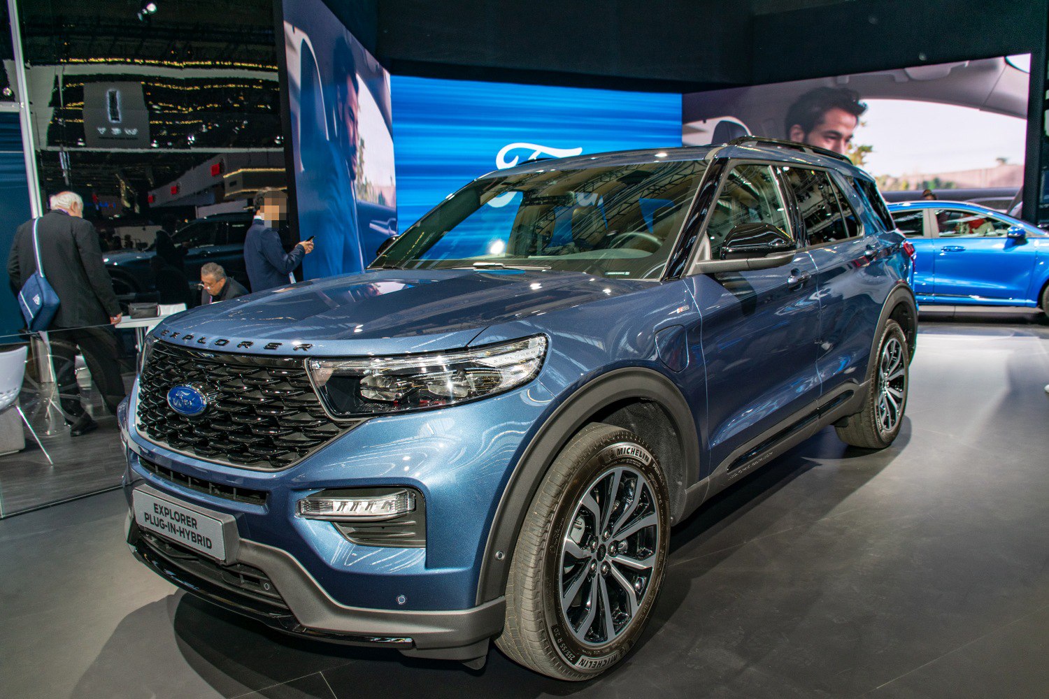Front side view of hybrid SUV with distinctive grille and alloy wheels