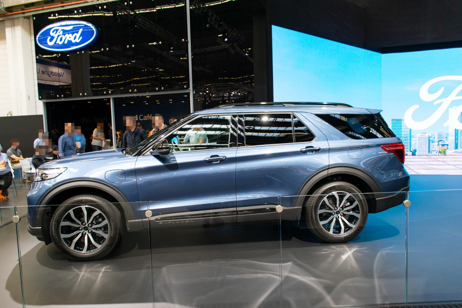 Side profile with alloy wheels and roof rails