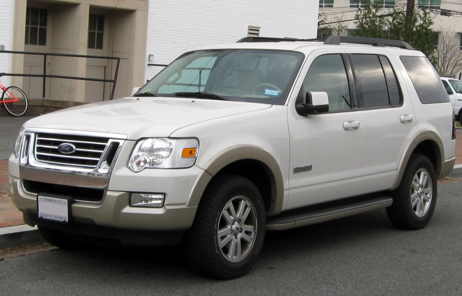 White SUV with chrome grille, alloy wheels, roof rails, and side steps
