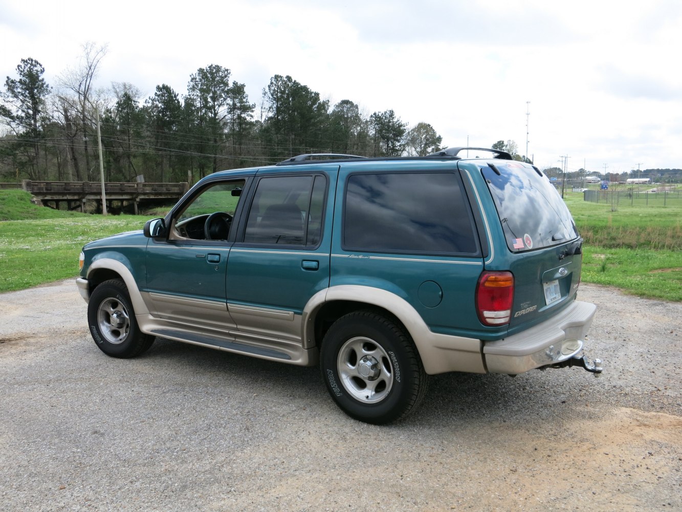 Tinted rear windows and two-tone paint on SUV rear side