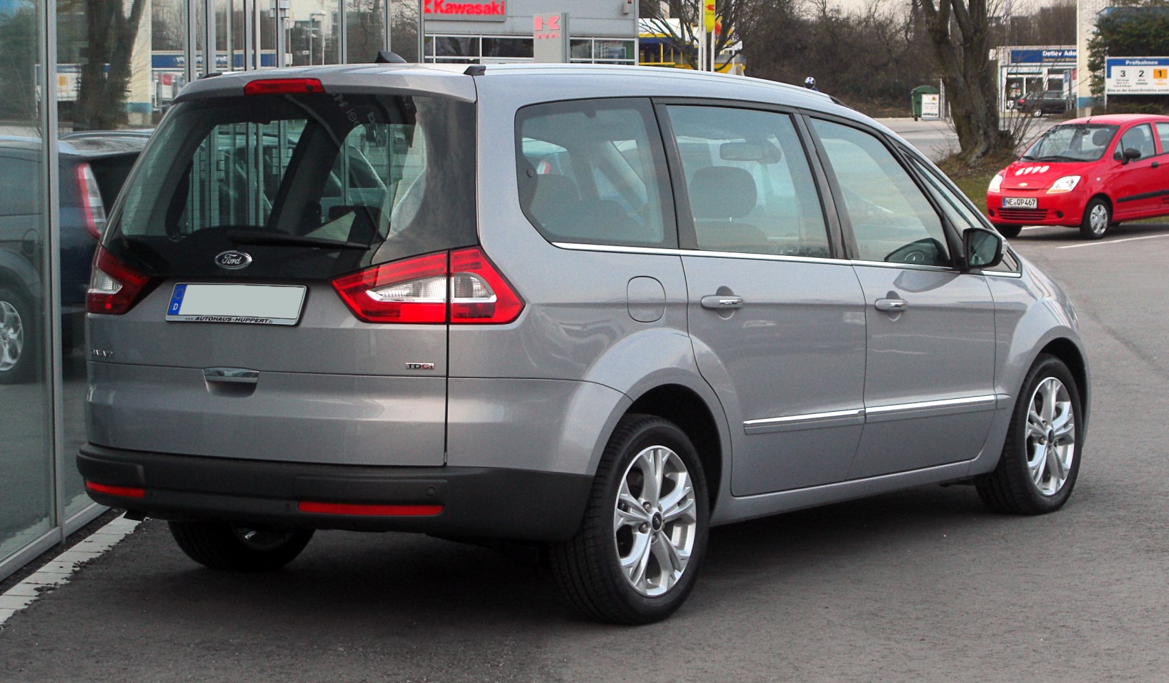 Rear and side view of MPV with distinctive rear lights and side profile