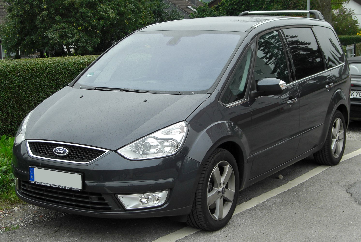 Mid-size MPV with alloy wheels and roof rails