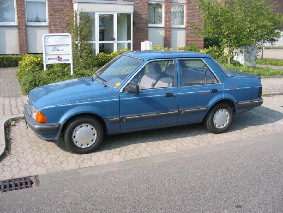 Boxy 1980s four-door sedan with alloy wheel covers and rectangular headlights