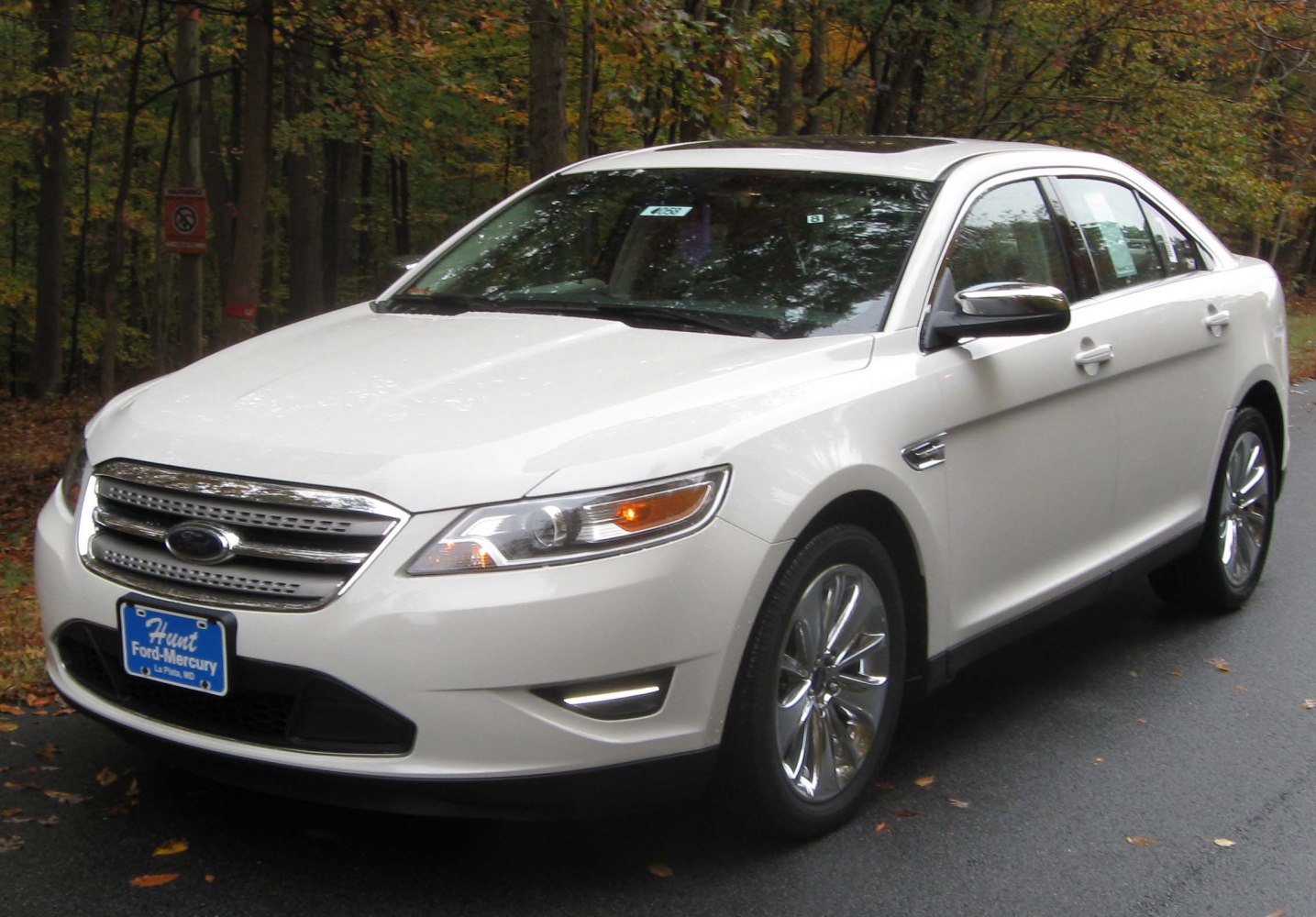 Front-angle view with chrome grille and alloy wheels