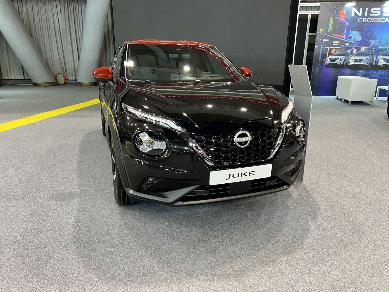 Front grille with honeycomb pattern and distinctive headlights