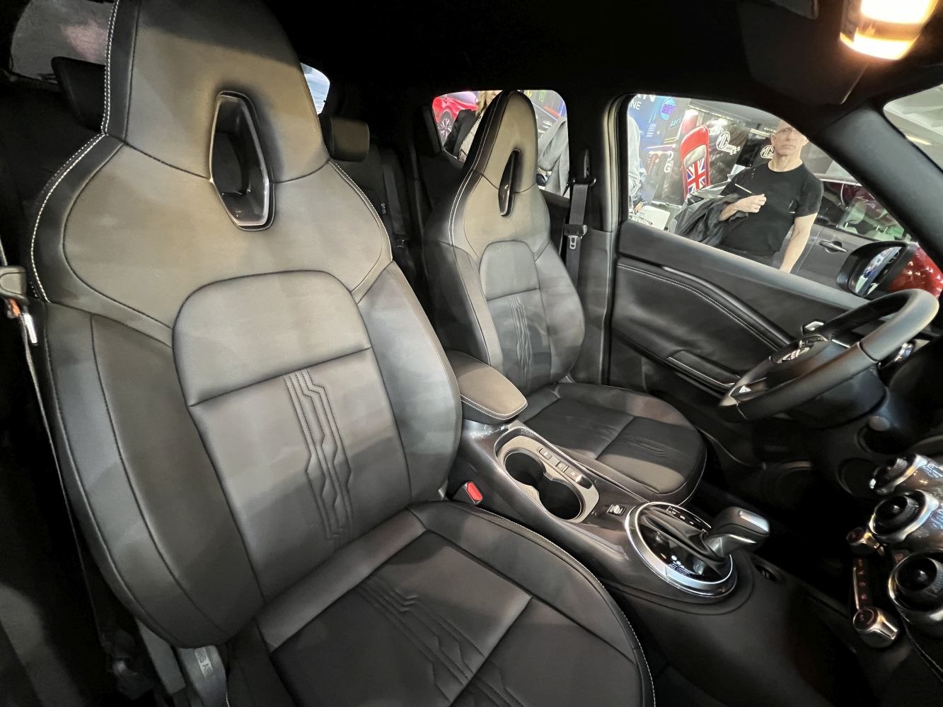 Sporty front leather seats and central console with gear shift and cup holders