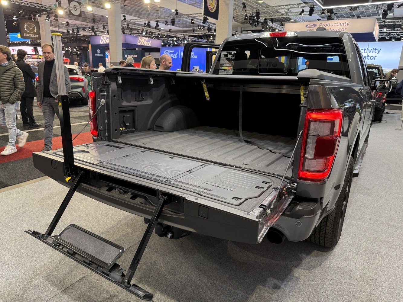 Open pickup bed with multi-function tailgate step and cargo space