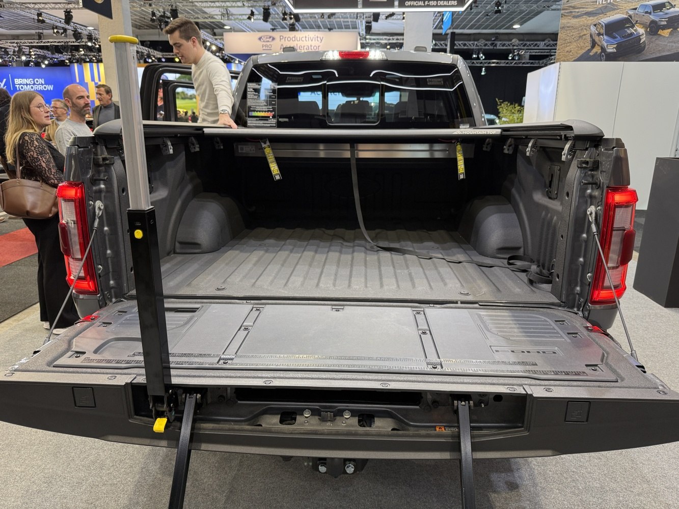 Pickup truck open bed and multifunctional tailgate with built-in step and handle
