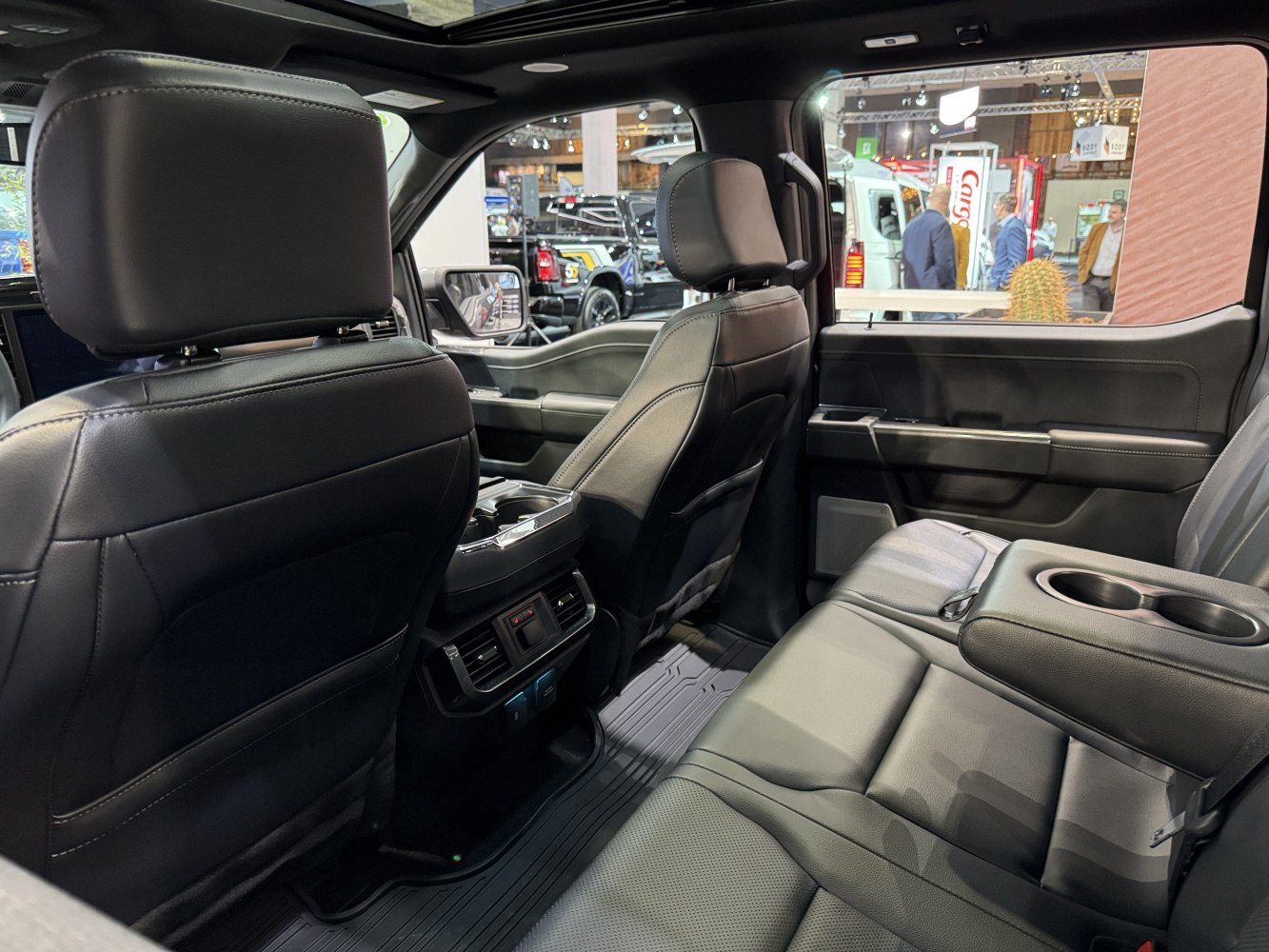 Spacious rear cabin with leather seats and rear ventilation