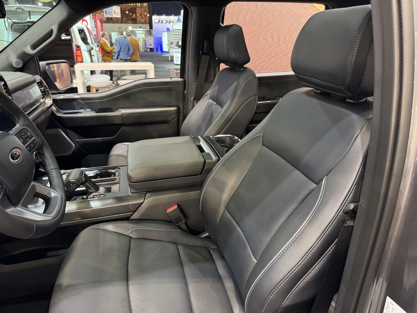 Leather front seats and center console with gear lever