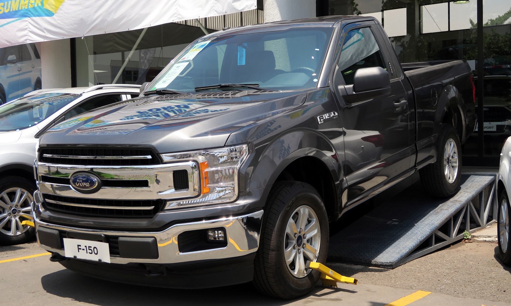 Chrome grille and alloy wheels on facelift Regular Cab pickup