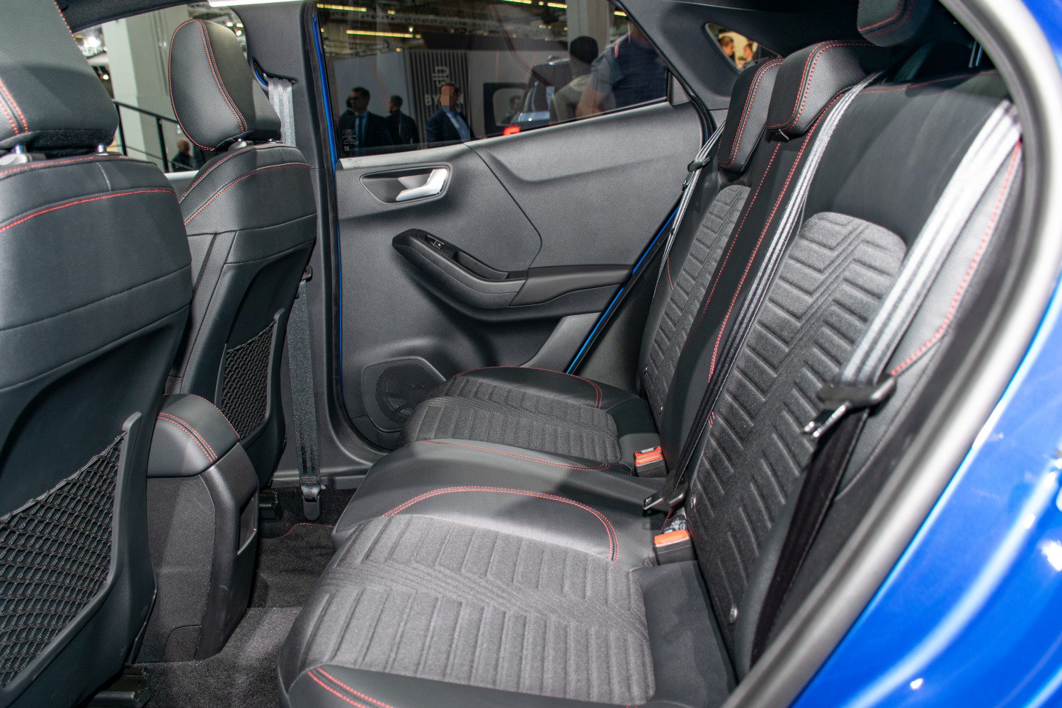 Rear seats with fabric and leather mix, red stitching, seatbelt integration