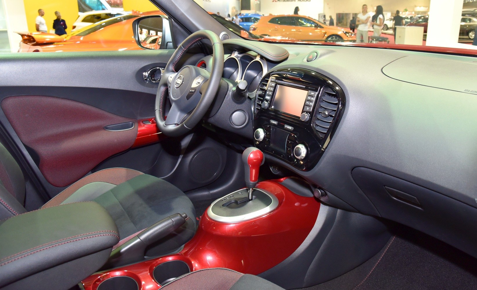Dashboard, steering wheel, center console with automatic gear shifter