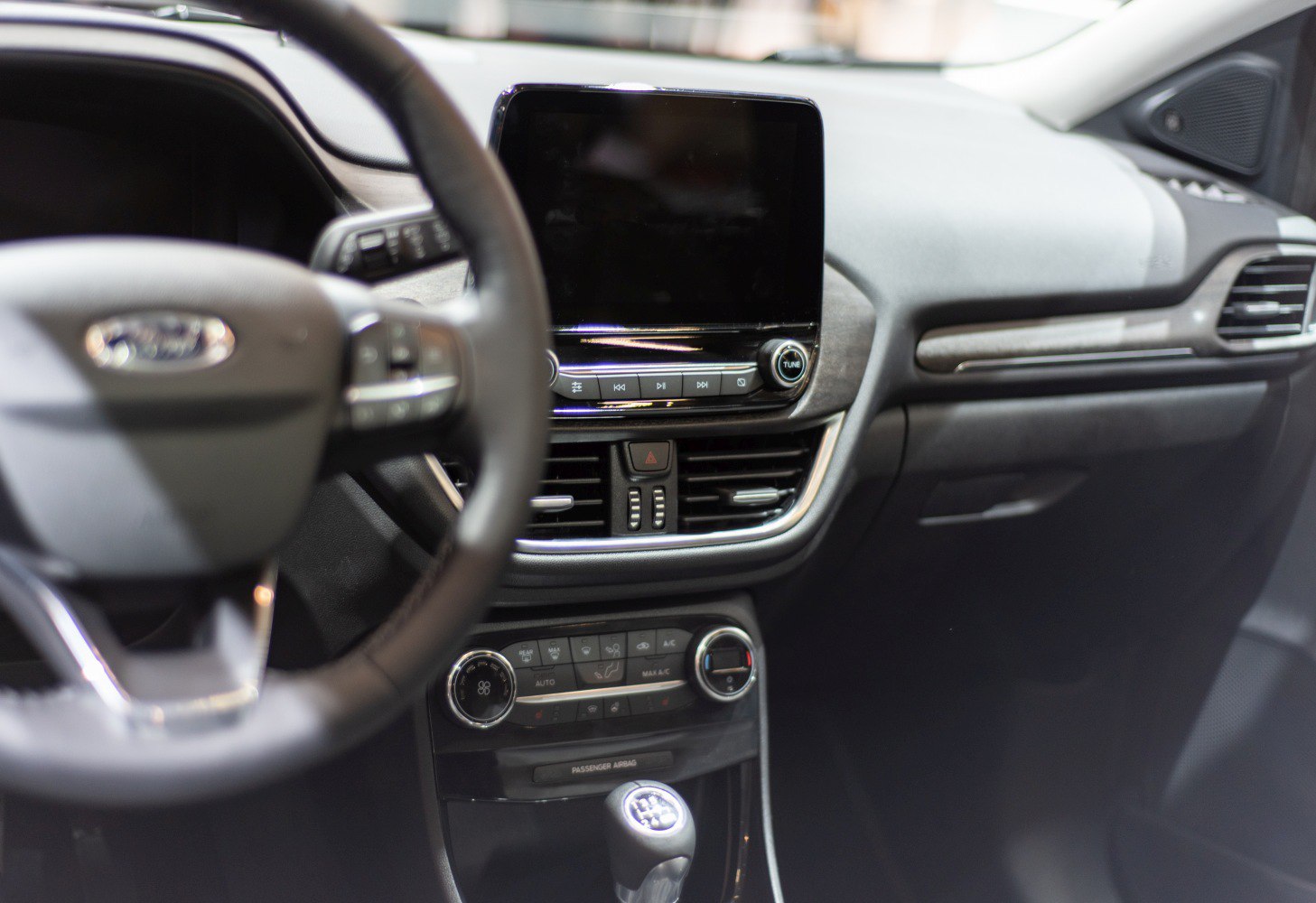 Center console with touchscreen, manual gear shift, steering wheel controls