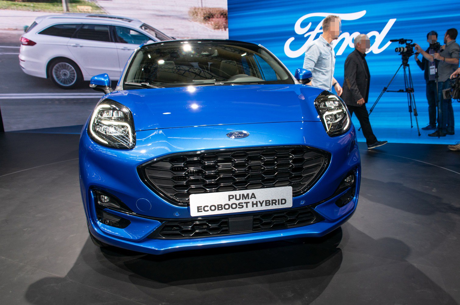 Front view with hexagonal grille and LED headlights