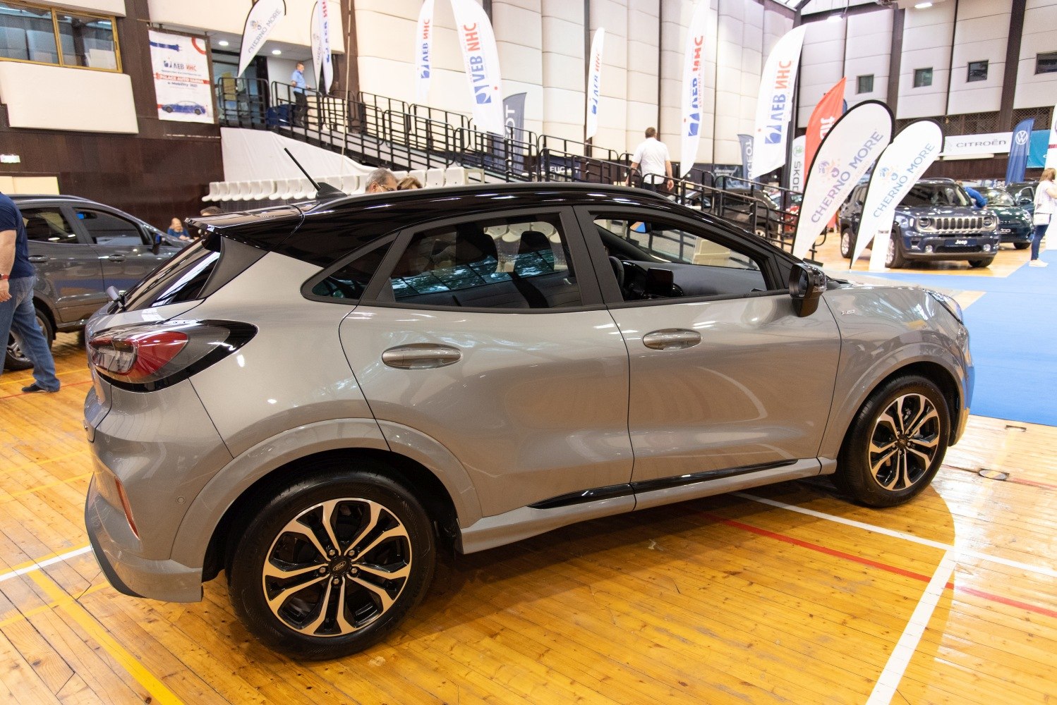 Side profile of vehicle with two-tone roof and alloy wheels