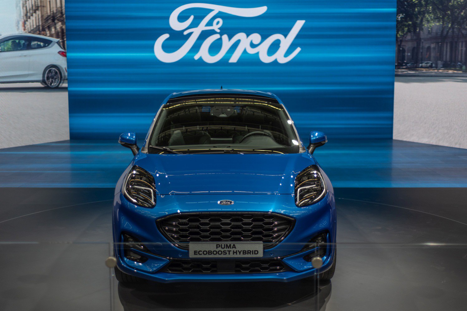 Front view with LED headlights and honeycomb grille