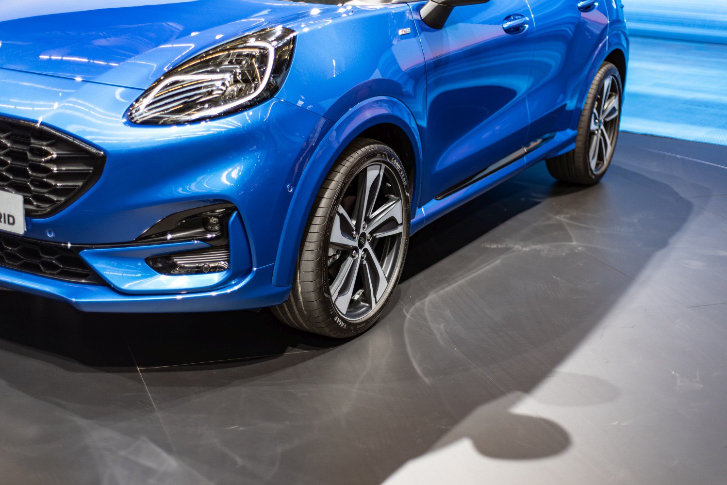 Front section with LED headlights and alloy wheels in blue.