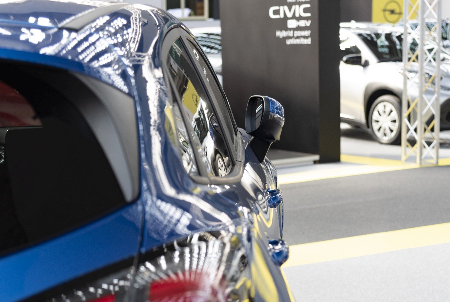 Side mirror and window line design on vehicle exterior