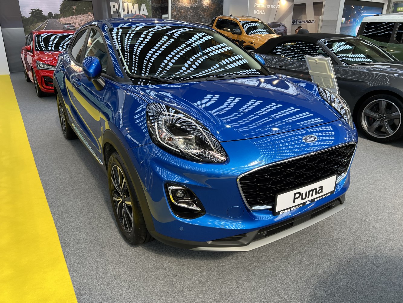 Compact crossover with striking headlights and honeycomb grille