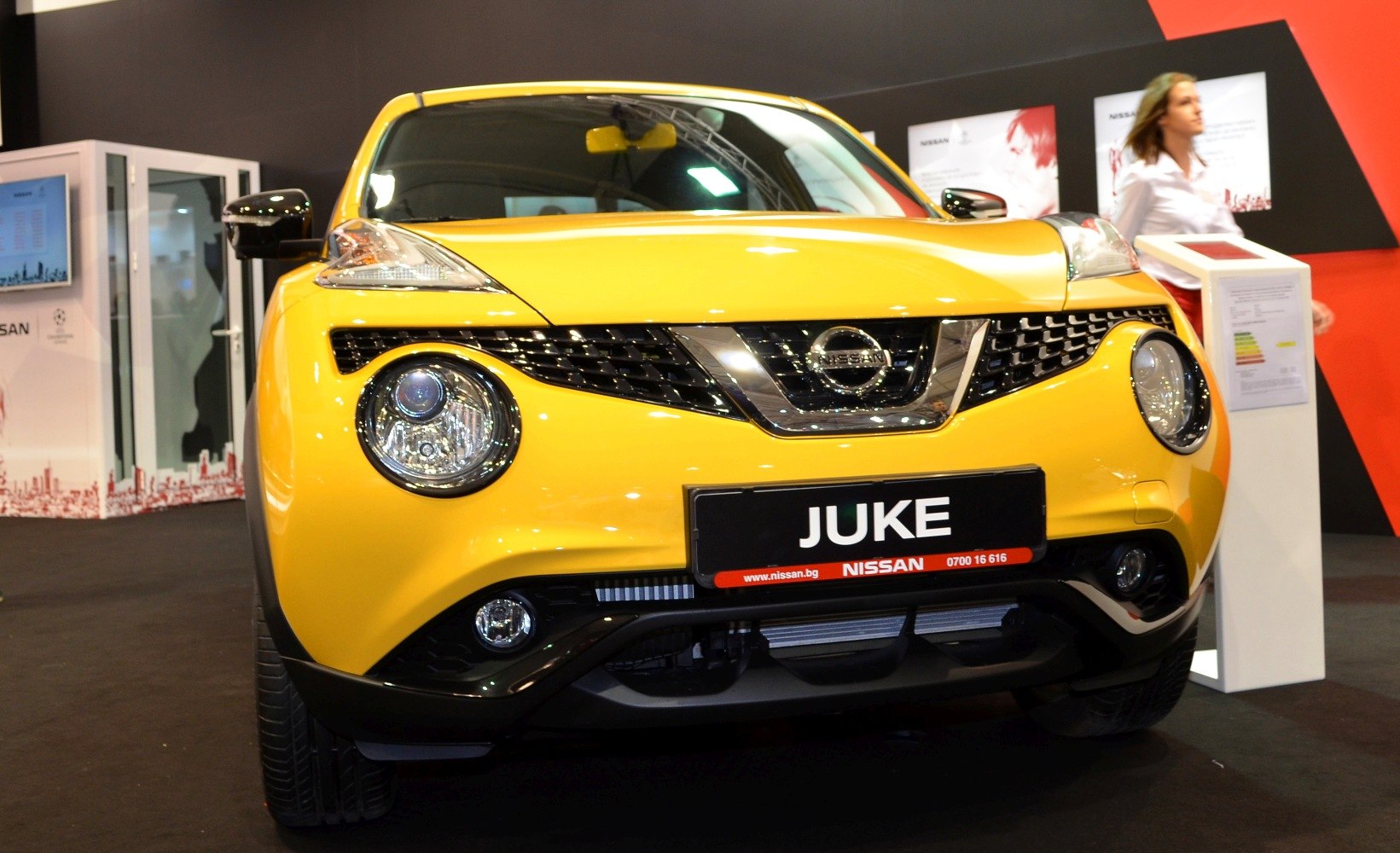 Front view with round headlights and V-motion grille