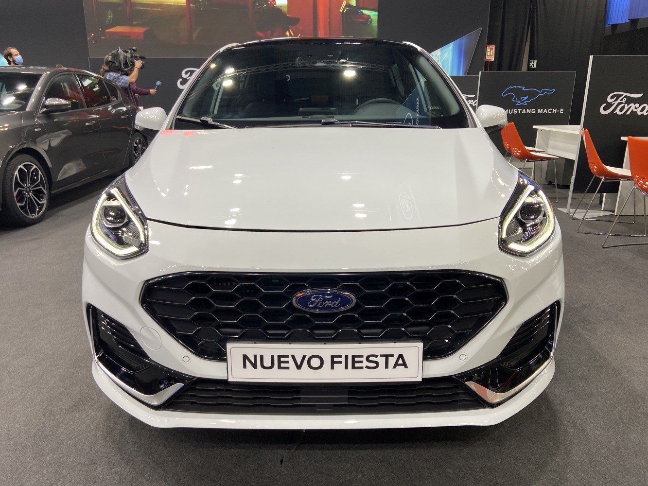 Front view with honeycomb grille and LED headlights