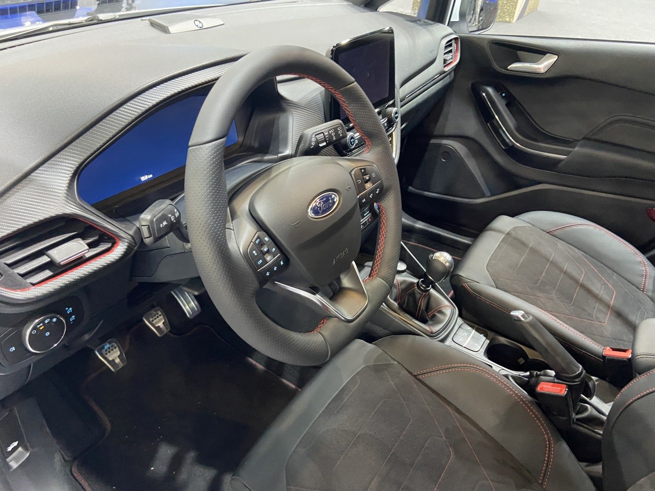 Digital dashboard, multi-function steering wheel, manual gear shift