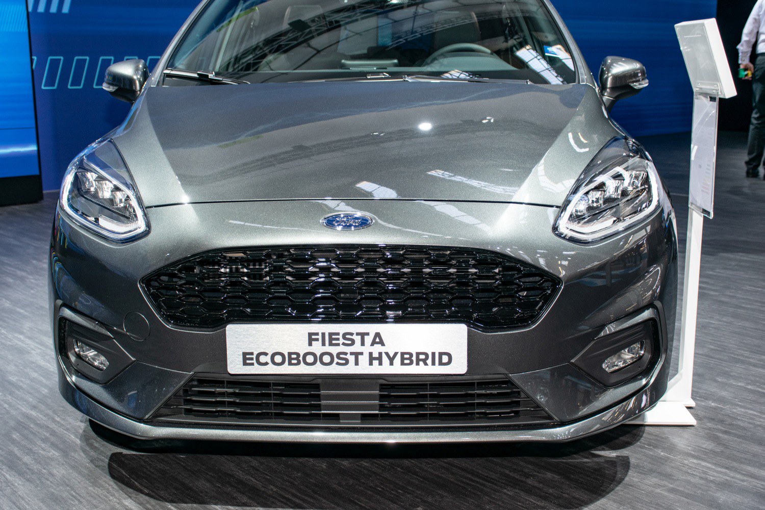 Front view with hexagonal grille and LED headlights