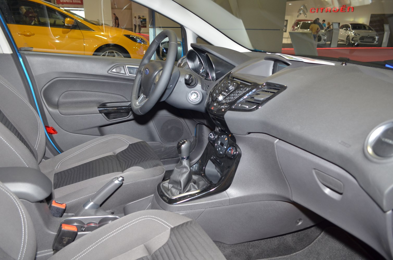 Manual gearshift, steering wheel, fabric seats, modern dashboard