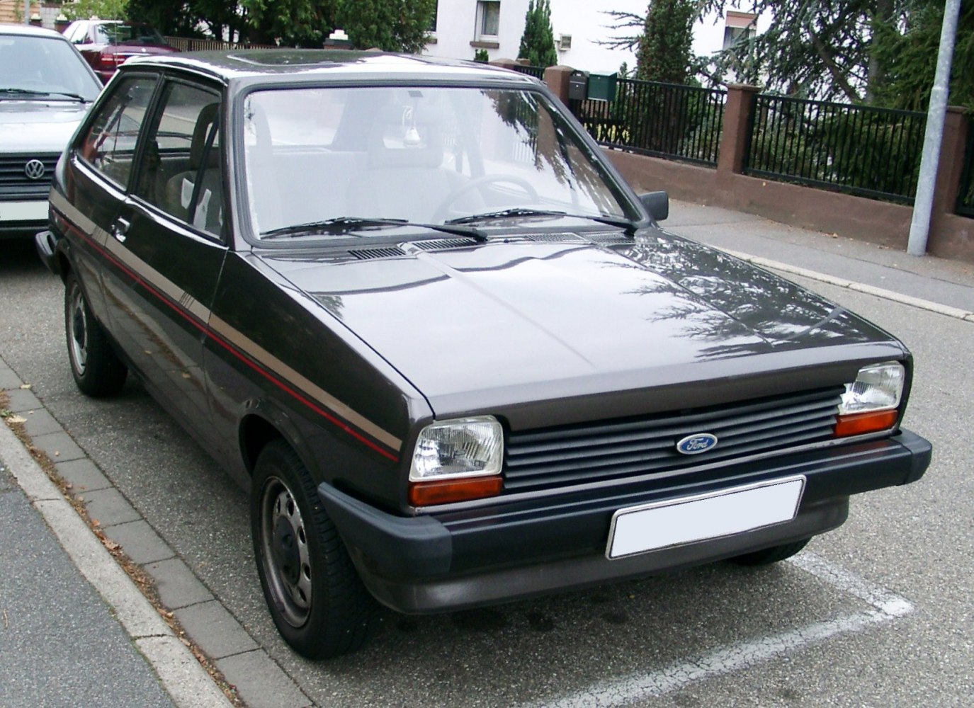 Compact hatchback with horizontal grille and rectangular headlights