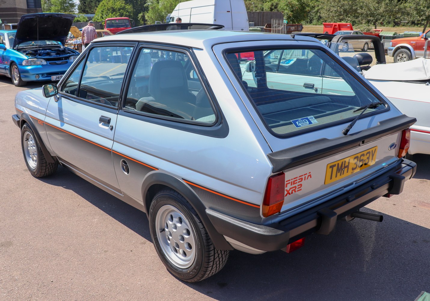 Rear-side hatchback with rear wiper and sporty striping
