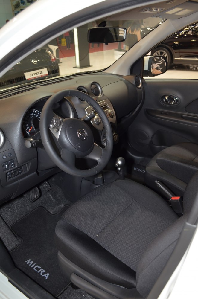 Dashboard, steering wheel and front seat interior layout