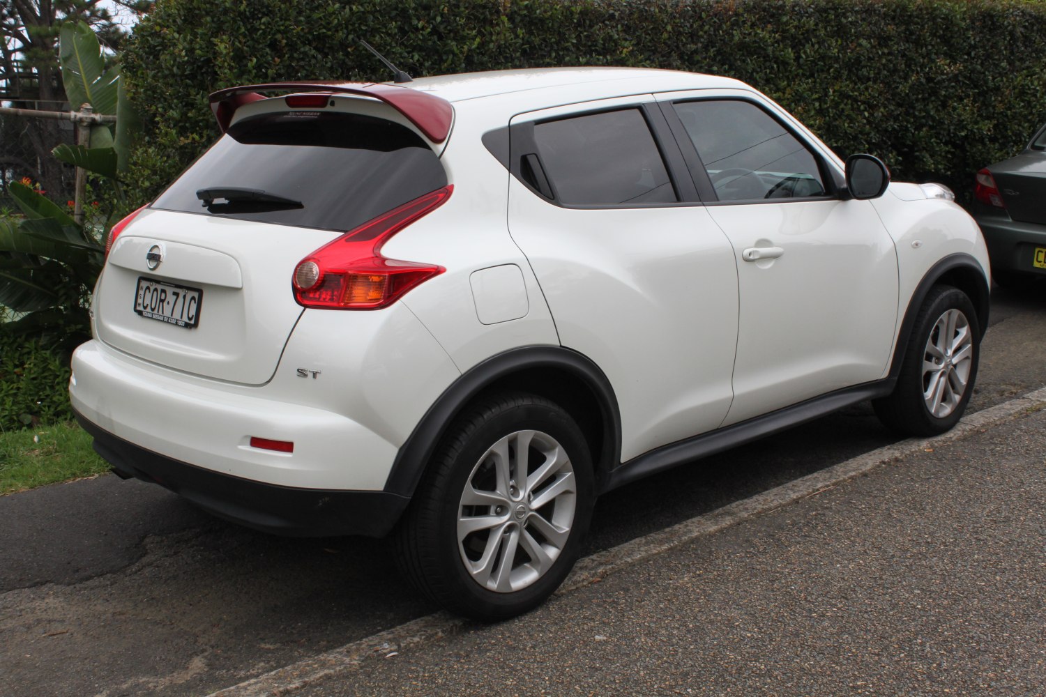Rear view with spoiler and alloy wheels