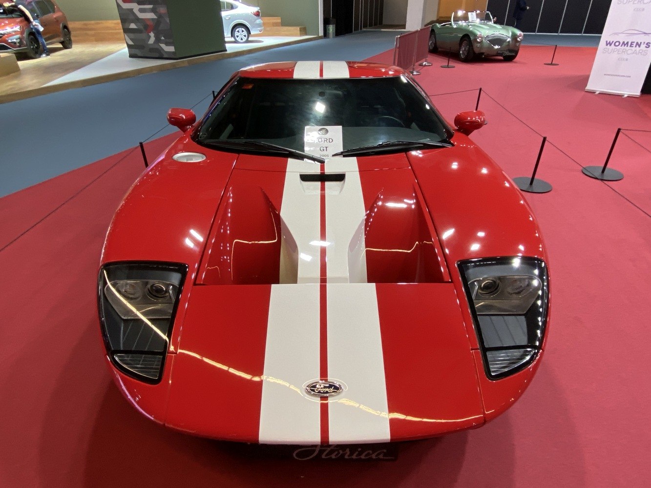 Front view with racing stripes and iconic headlights