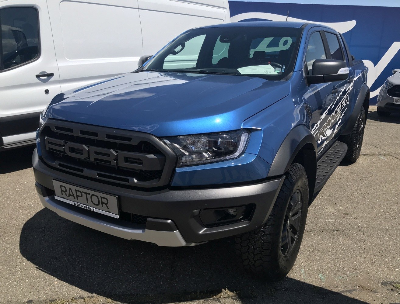 Bold black grille with ’FORD’ lettering and modern headlights