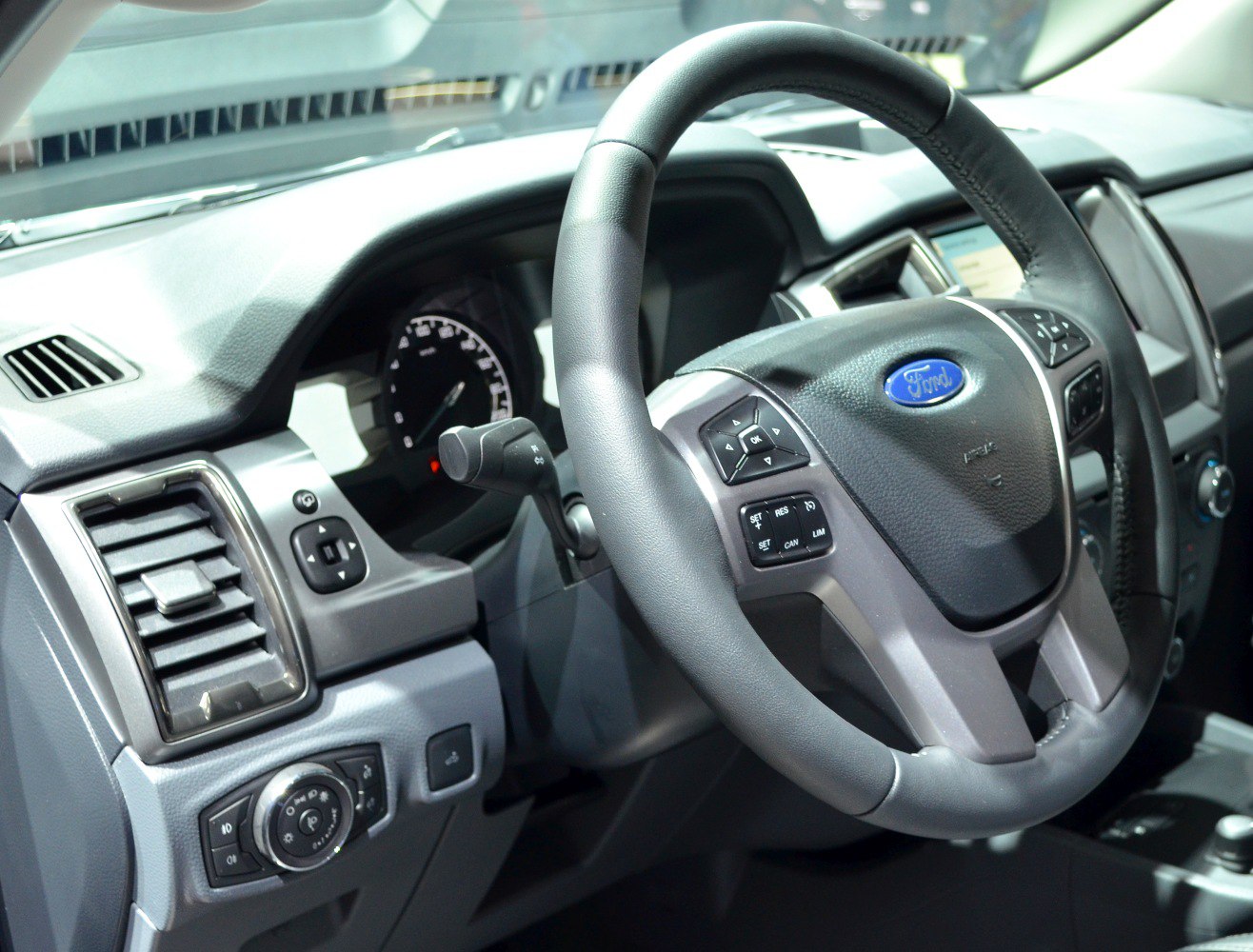 Steering wheel and dashboard with instrument cluster and controls