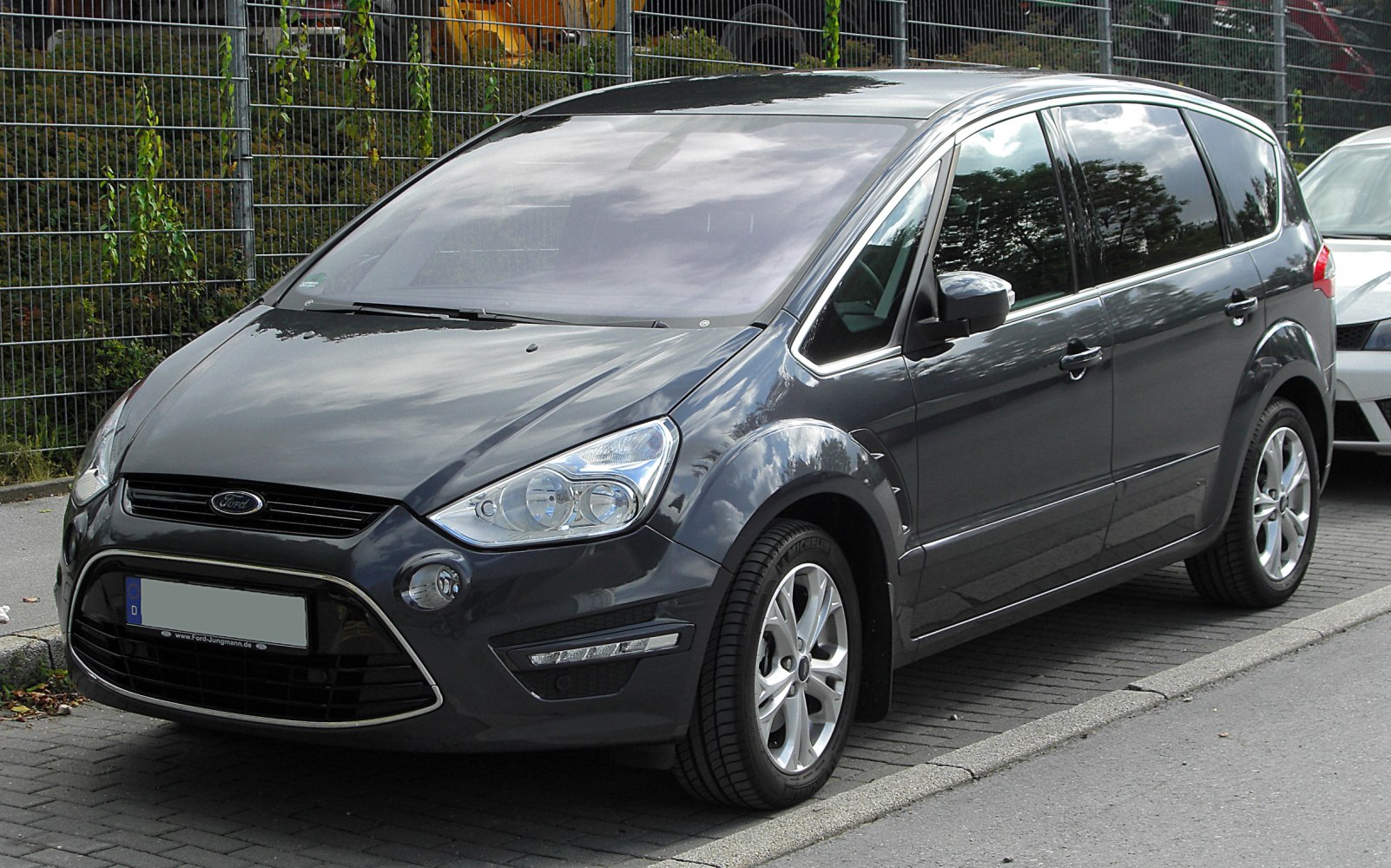 Front side view with headlight, grille, alloy wheel design