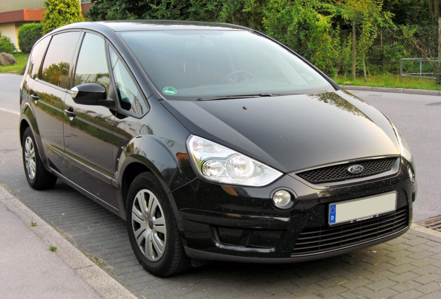 Front and side view of a modern MPV with distinctive headlights and body design.