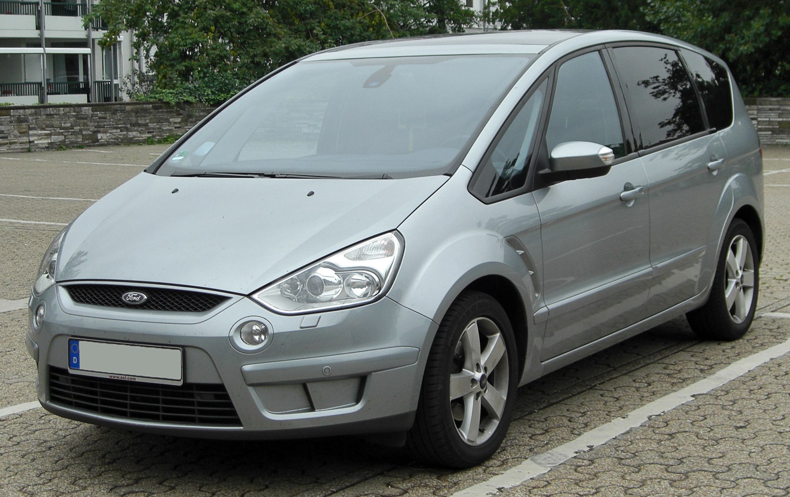 Front three-quarter view of MPV with headlights, grille, and alloy wheels