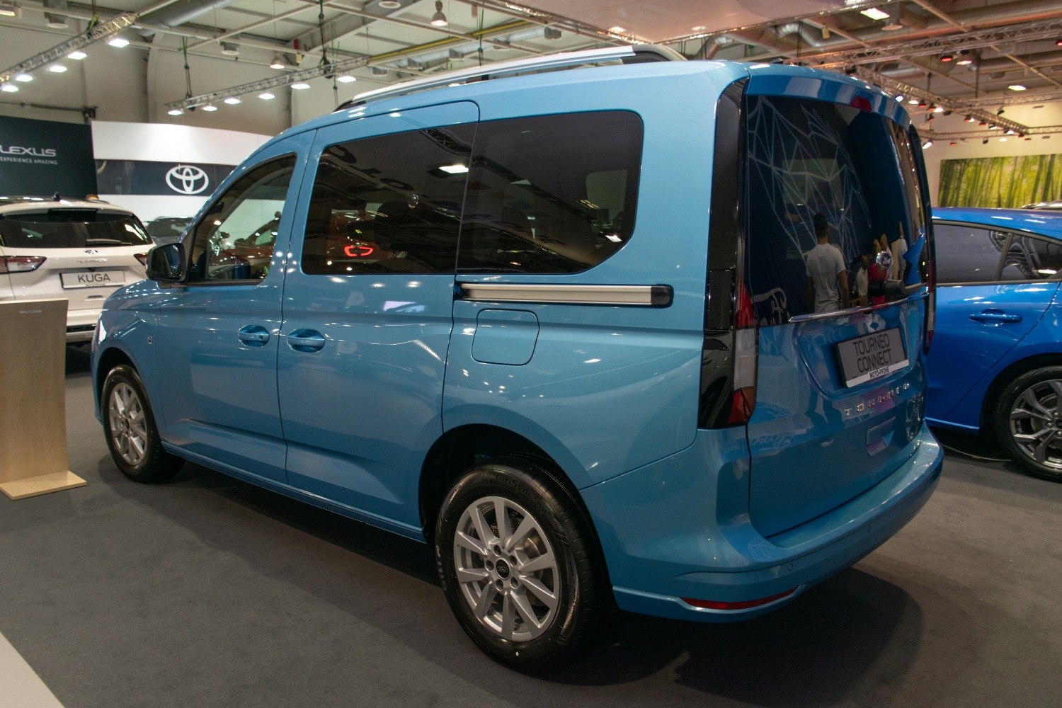 Sliding side door and rear design of a passenger van