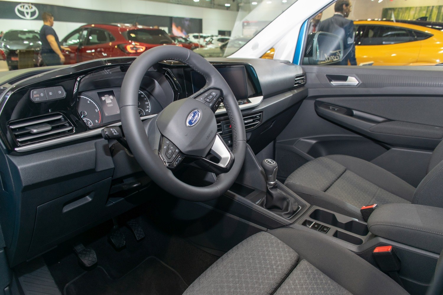Modern dashboard and multifunction steering wheel with manual gear shift