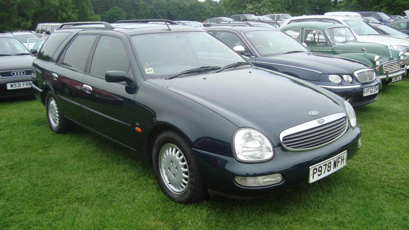 Station wagon with front side, oval headlights, horizontal grill, roof rails
