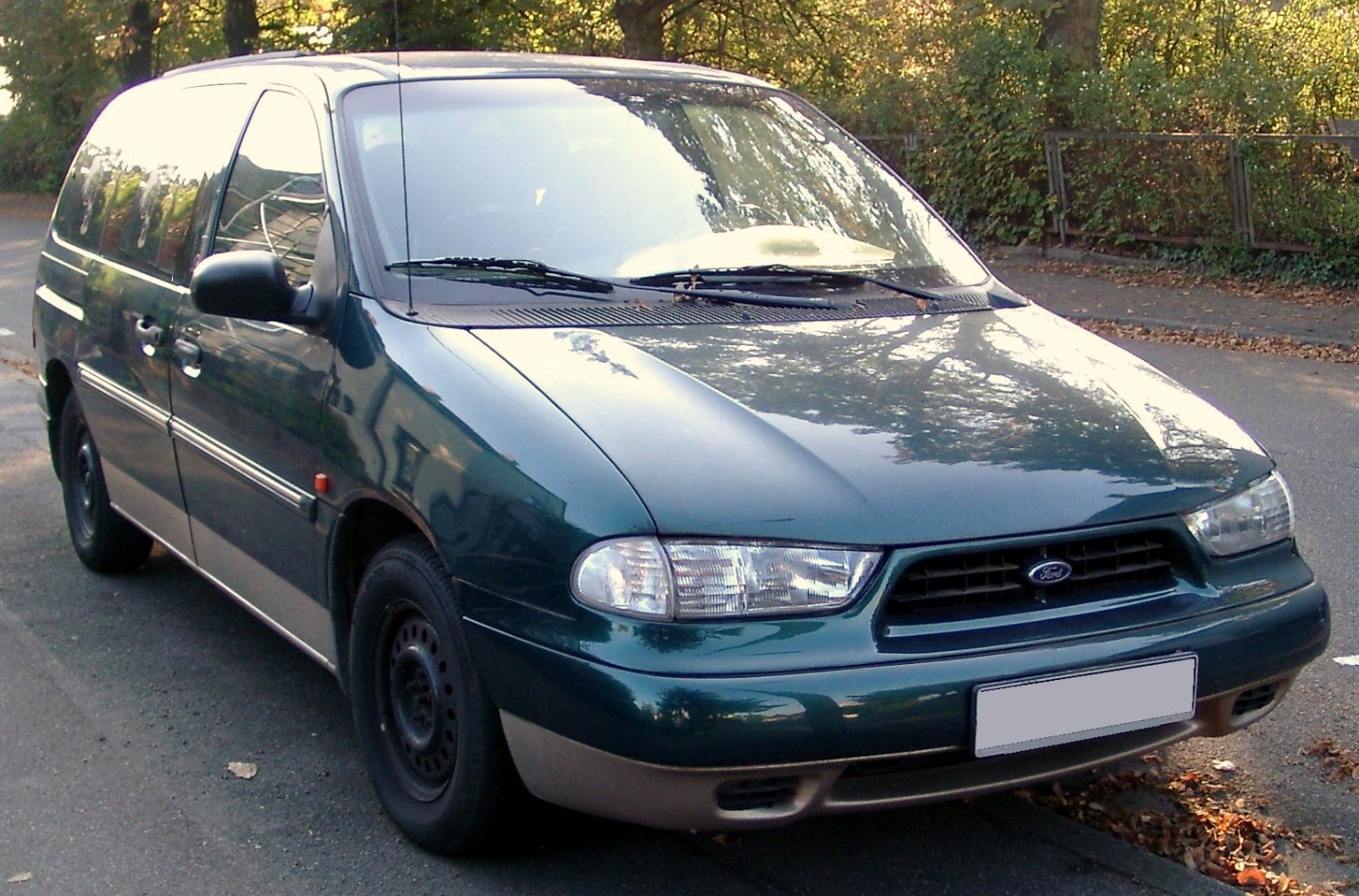 Minivan with rounded headlights and two-tone front bumper