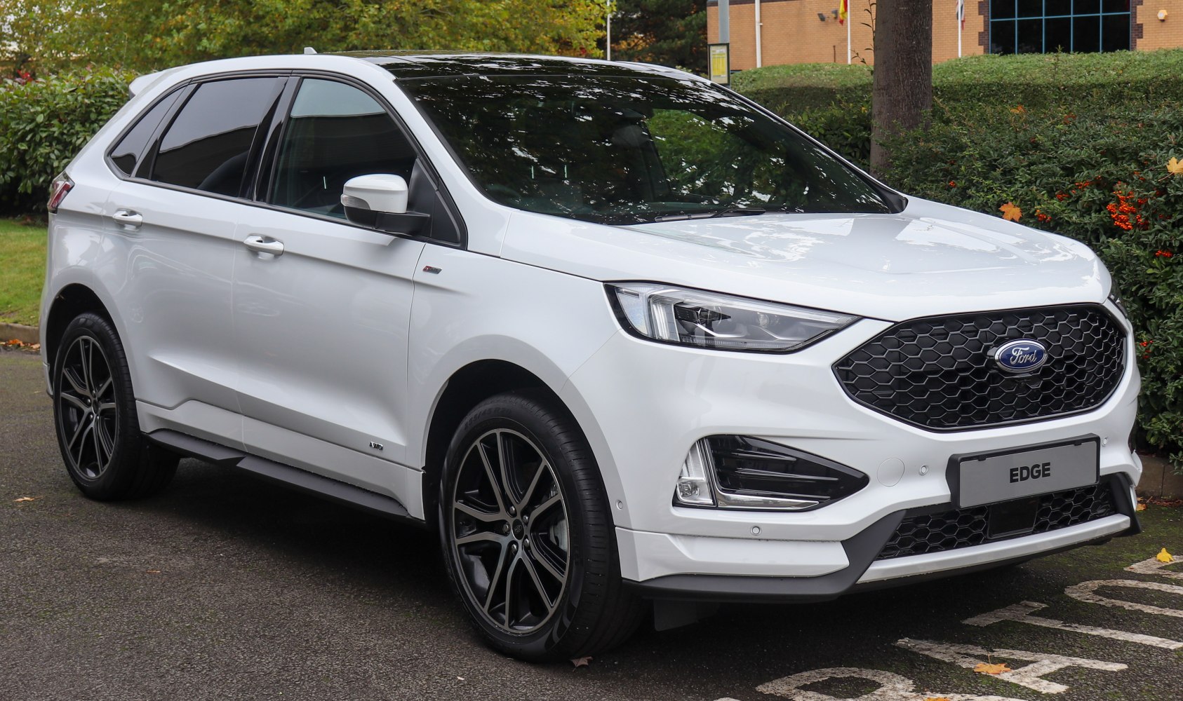 Front and side view of a modern SUV with distinctive grille and alloy wheels